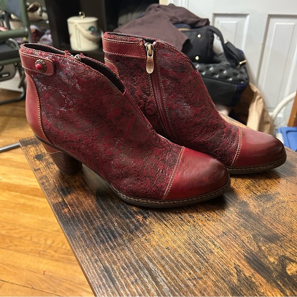 Elegant Red Ankle Boots - Picture 4 of 9